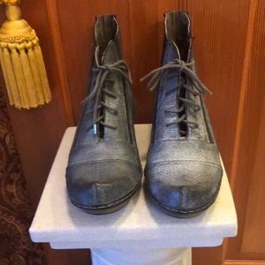 NWOT women’s Naot grey leather ankle boot size 37